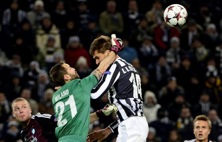 Occasione Juventus: Fernando Llorente tenta di colpire di testa, Wiland esce con i pugni. 